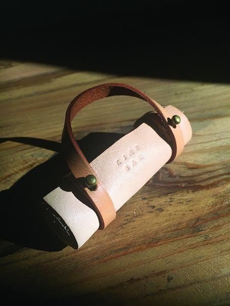 Kjær Bak Helga Yogamåtte - Læder til Kay Bojesen Figur